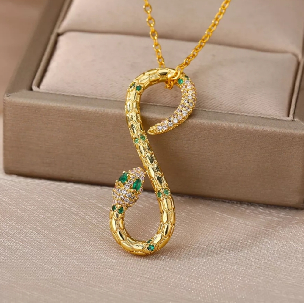 Snake pendanr with necklace